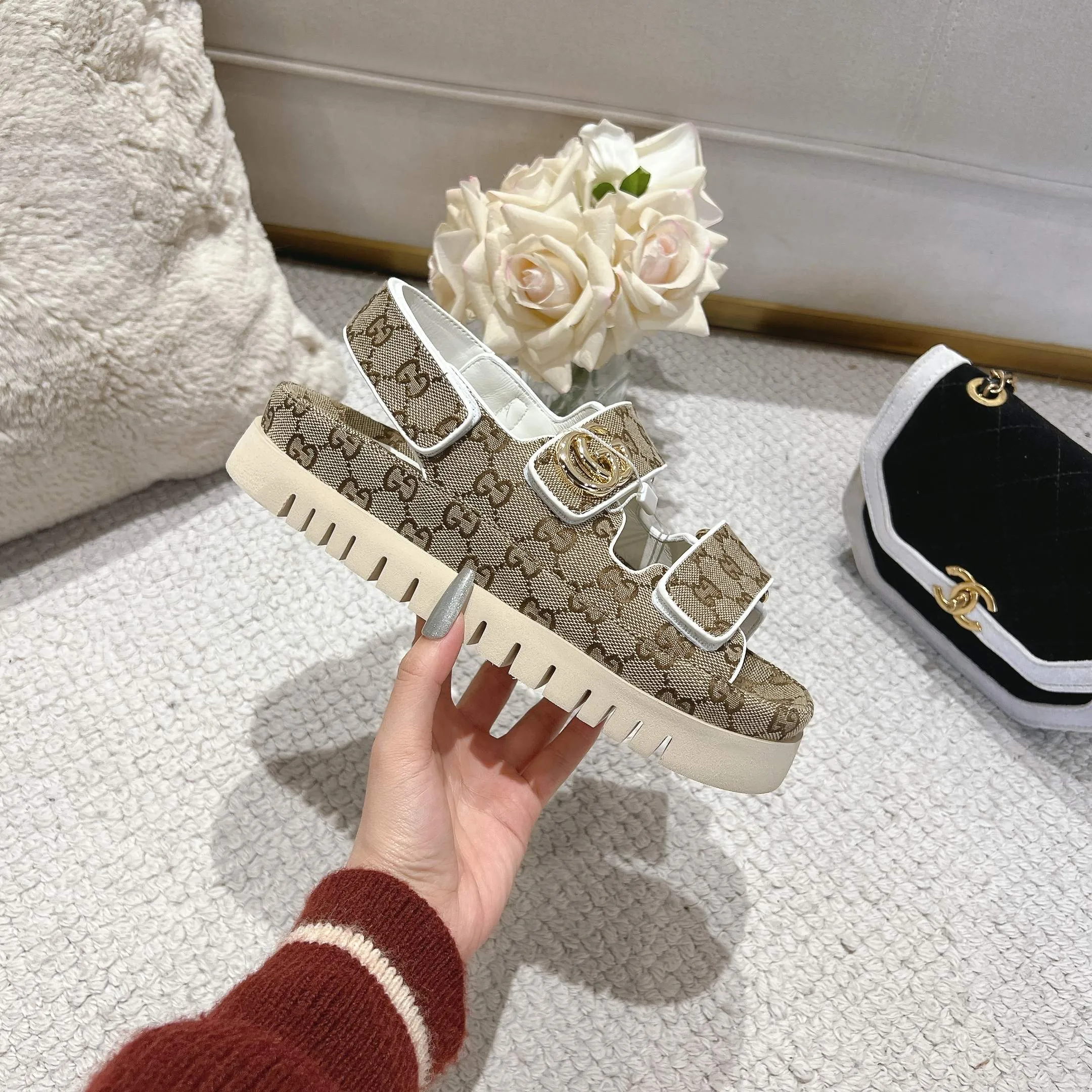 👟👟Ex-factory price 500👟👟Gucci’s modern design aesthetic explores the path of unique craftsmanship, cleverly integrating the brand’s classic elements with its beloved brand logo. The sandal is embellished with the beloved Double G hardware, adding a touch of understated branding to the design, complementing the versatility of the Velcro straps. Outsole: Wear-resistant and easy-to-bend sawtooth rubber foam sole! Ultra-light sole. Natural PU heightening insole. Size: Female 35-41#